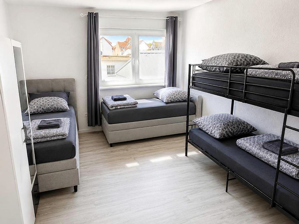 Zimmer mit Einzelbetten, Kleiderschrank und Tageslicht